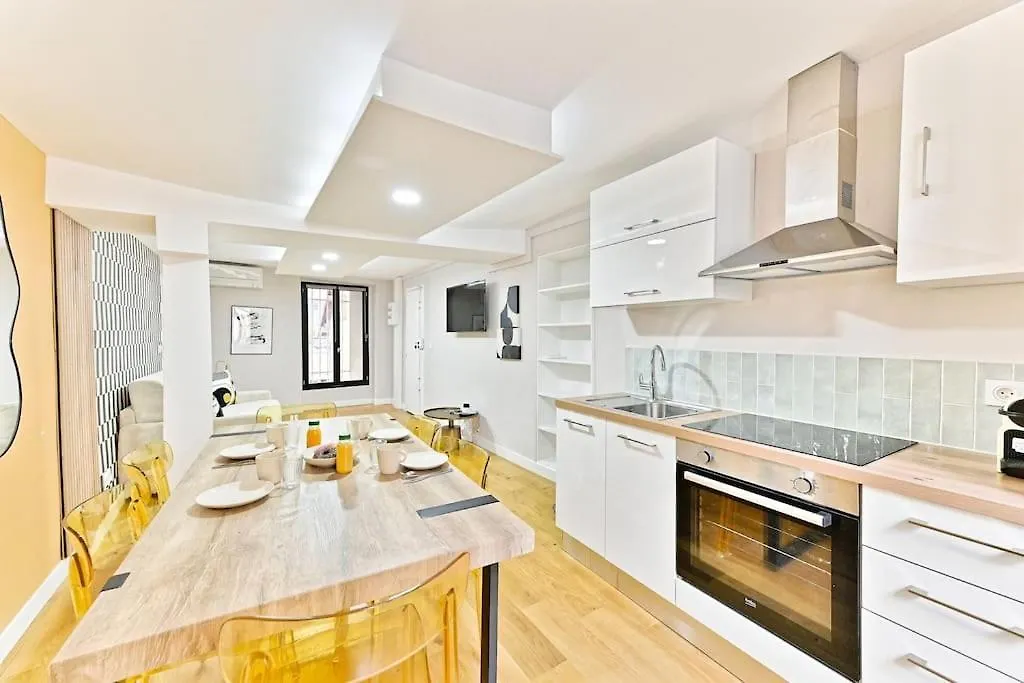 Appartement 3 Chambres Paris 2Eme - III 0*,  France