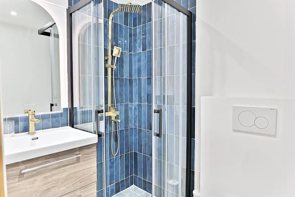 Appartement 3 Chambres Paris 2Eme - III 0*,  France